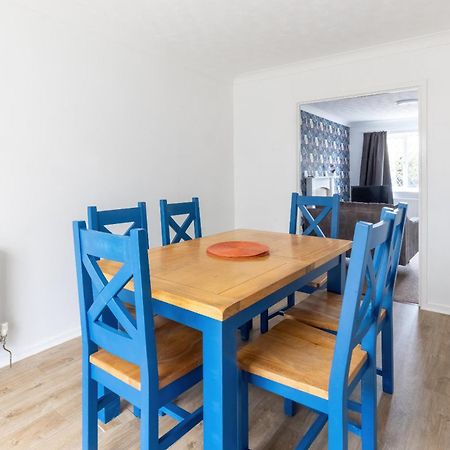 The Conifers Large Detached Home With Off Street Parking Уитни Екстериор снимка