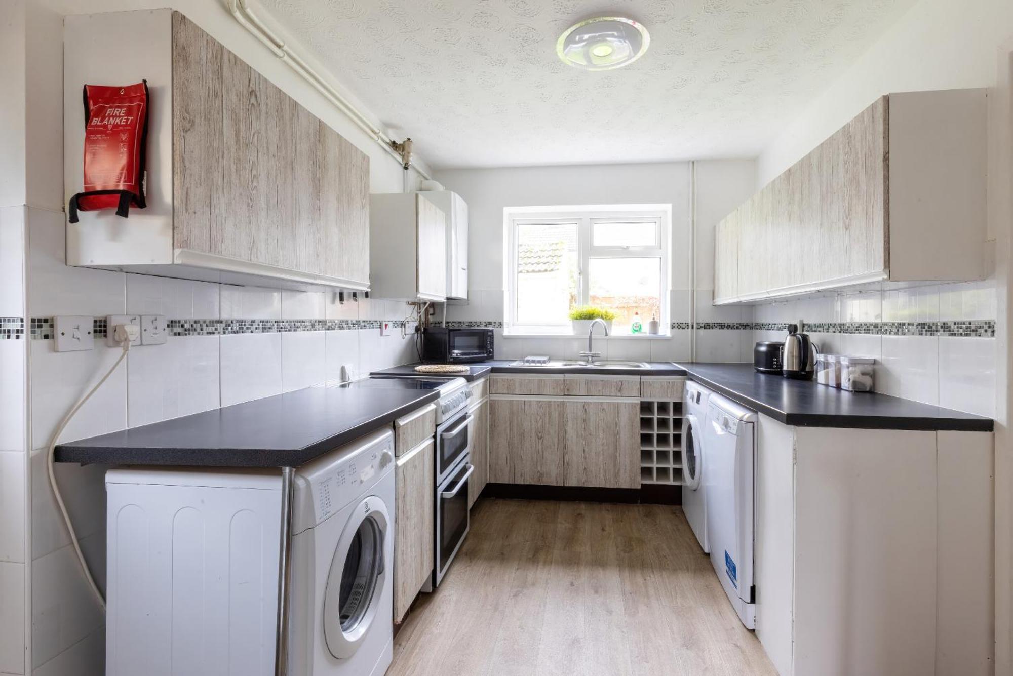The Conifers Large Detached Home With Off Street Parking Уитни Екстериор снимка