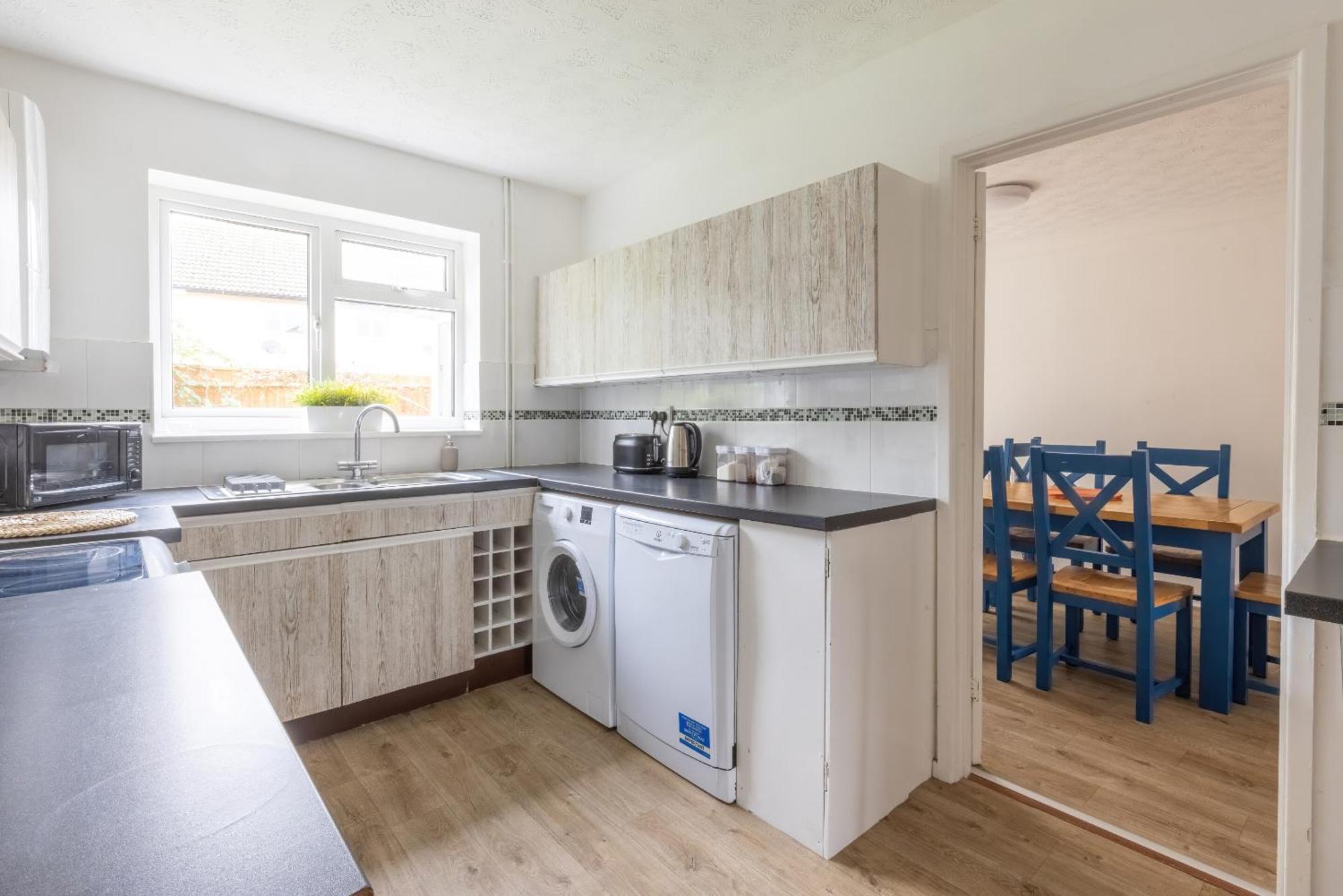 The Conifers Large Detached Home With Off Street Parking Уитни Екстериор снимка