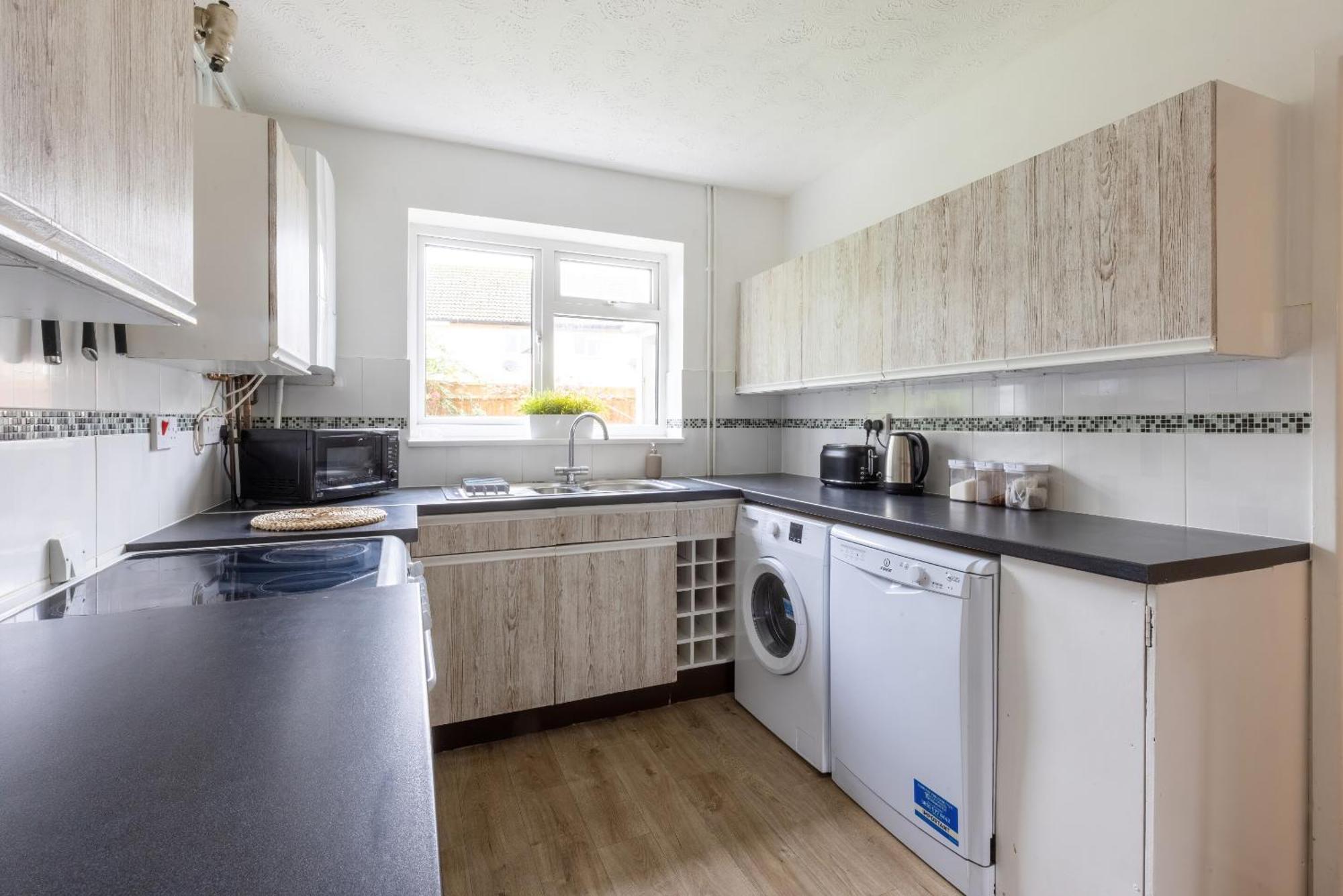 The Conifers Large Detached Home With Off Street Parking Уитни Екстериор снимка